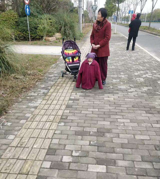 “最年轻岳母”走红，抱娃和女婿同框像一家三口，女儿：压力好大