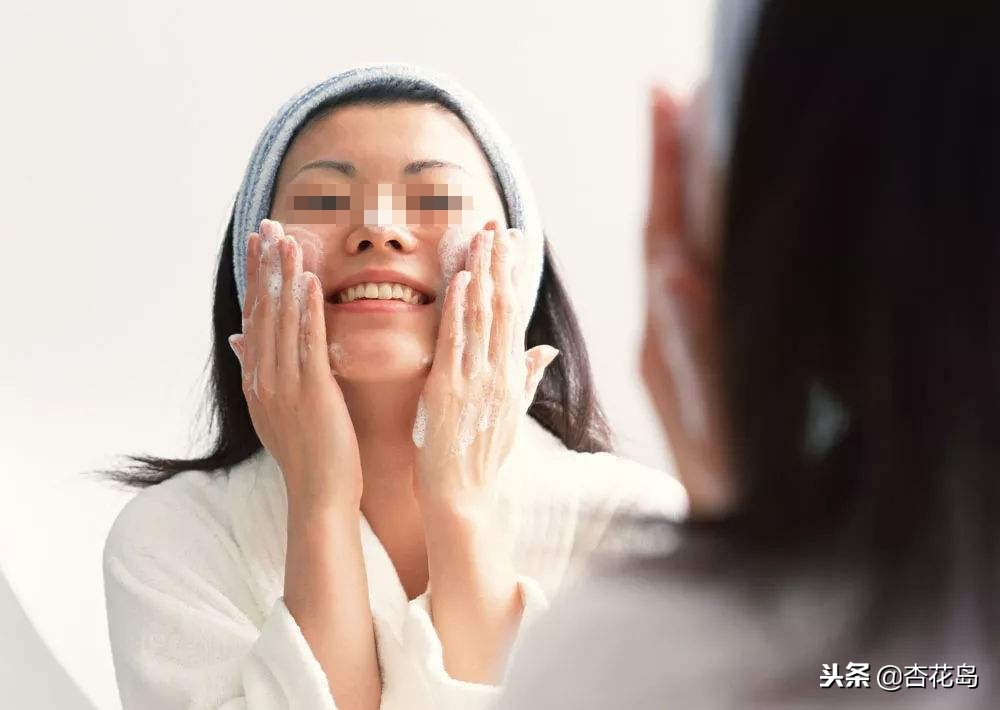 皮肤干燥又油怎么办,皮肤外油内干是什么原因引起的