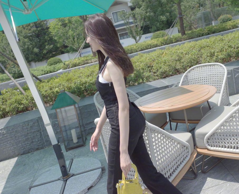 果然胯宽也烦恼,张天爱难得穿一次背带裤,却穿成紧身裤的感觉