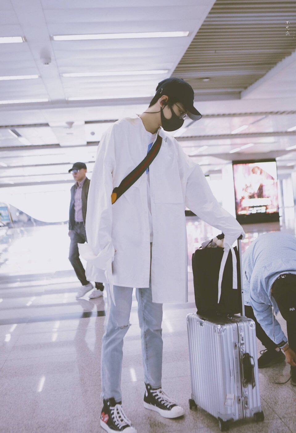 肖战西装露腹肌照片高清,肖战上半身露出腹肌图