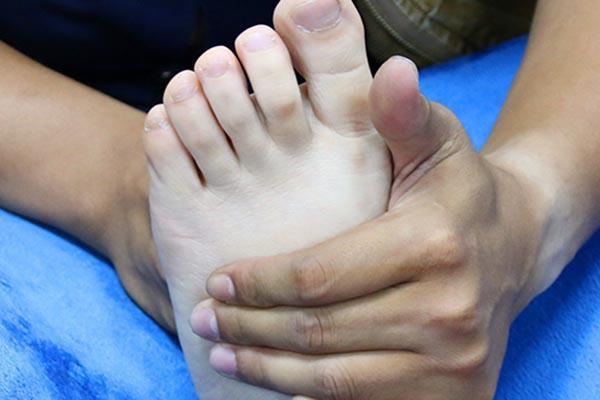 脚上长鸡眼很疼怎么治,脚上刚开始长鸡眼怎么处理