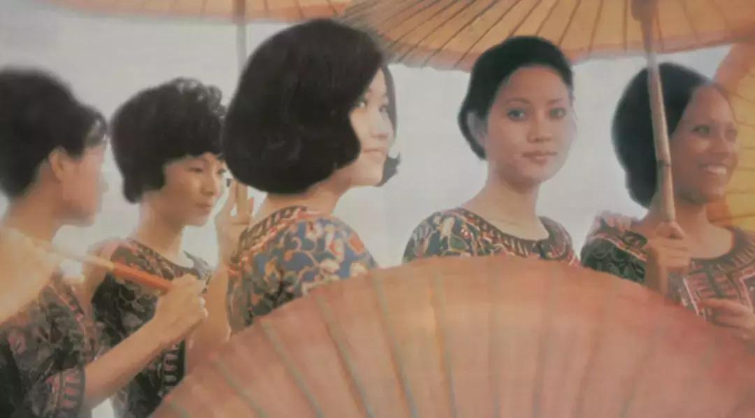 超高月薪+大牌衣服美妆，当新航空姐也太爽了吧！