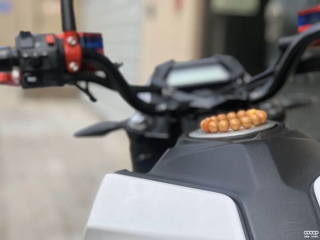 短发超飒小姐姐，玩串儿不贵也精致，骑起车来，帅翻天