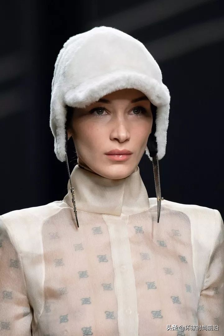 适合冬季脸大显脸小的帽子 (大圆脸适合什么帽子秋冬)