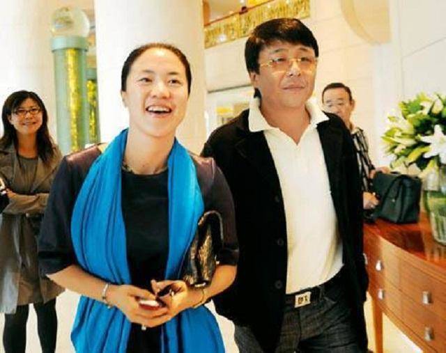 31岁“黑道老大”爱上乒乓女冠军，妻子患癌不离不弃，12年甜