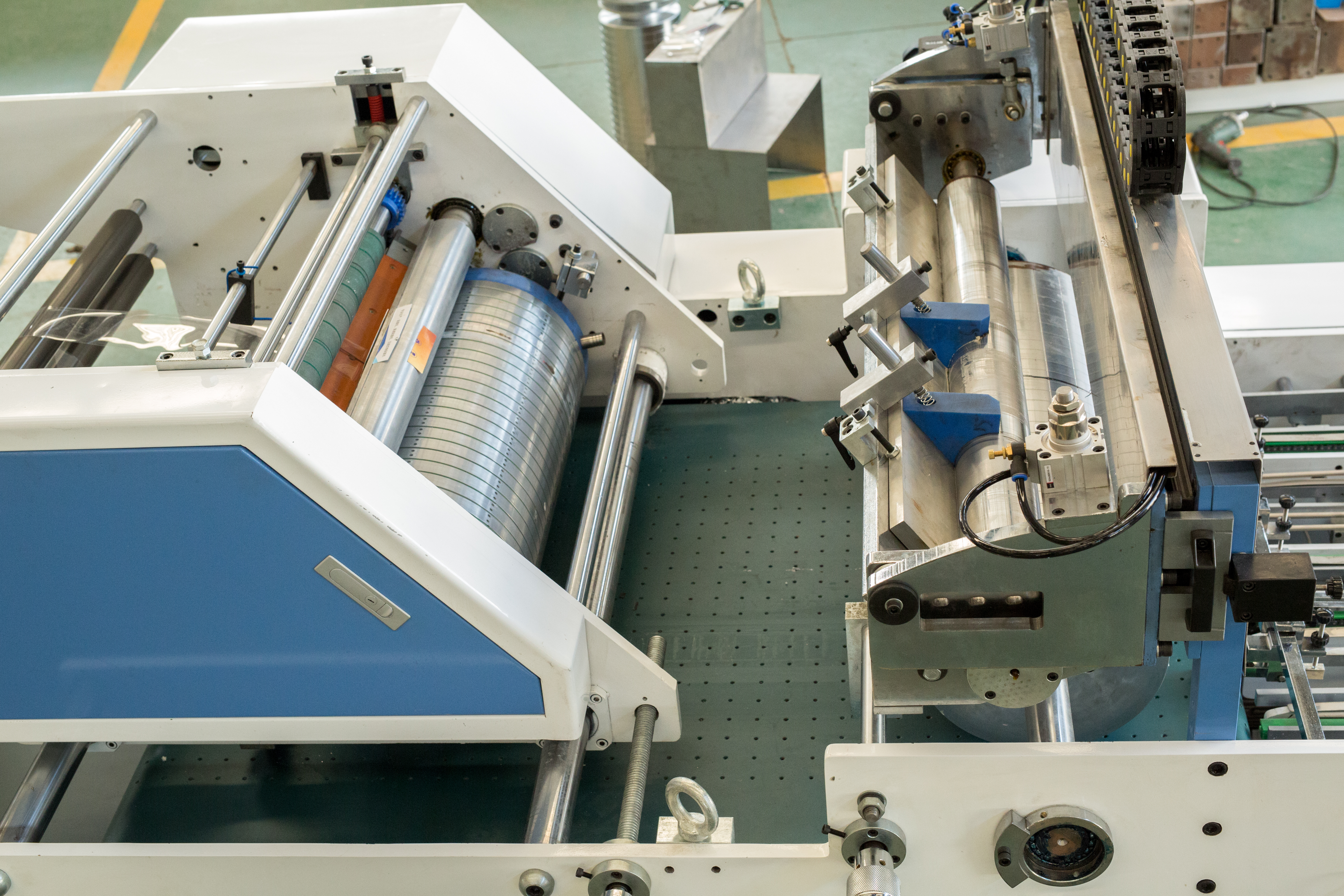 YH-1080型高速贴窗机是彩盒贴窗加工关键设备—安庆永华机械