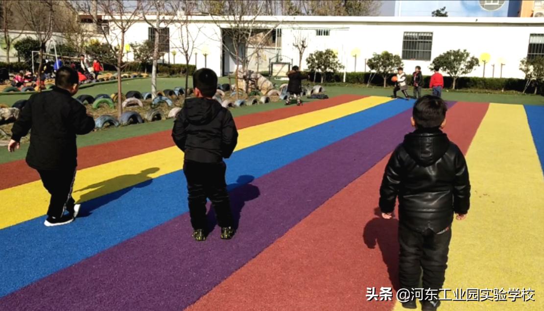 幼儿园踢足球游戏,幼儿园户外活动踢足球图片
