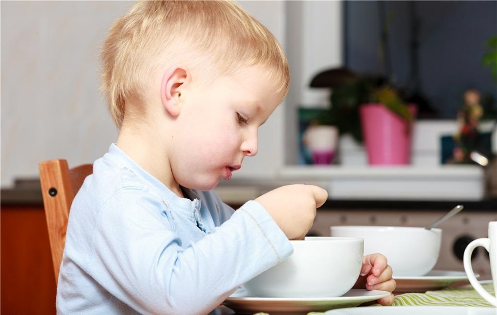 让宝宝爱上吃饭改善挑食的问题,小孩吃饭磨蹭的最好解决方式