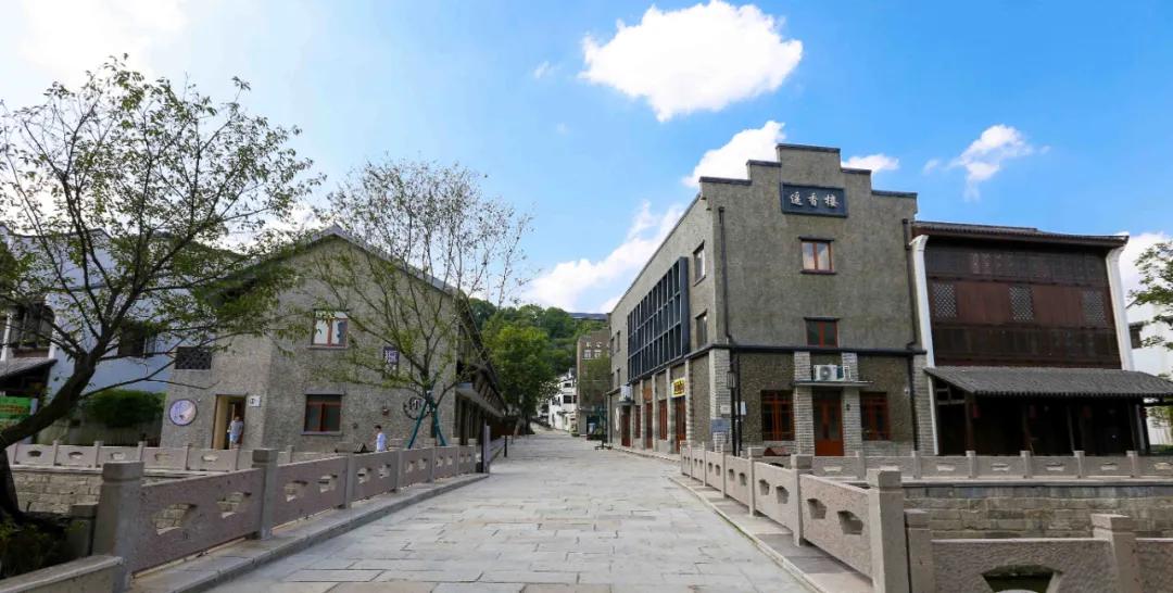 免摊位费免保证金免服务费...瓶窑老街喊你一起“全民练摊”！摆摊摆得好，100万资金和10间商铺，奖给你！