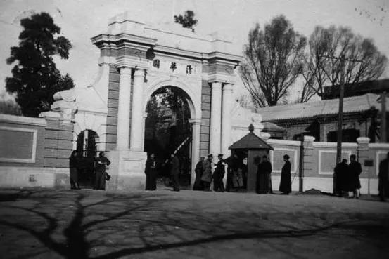 华罗庚:杂货铺出来的数学家,毛主席夸他人们尊敬他,为什么?