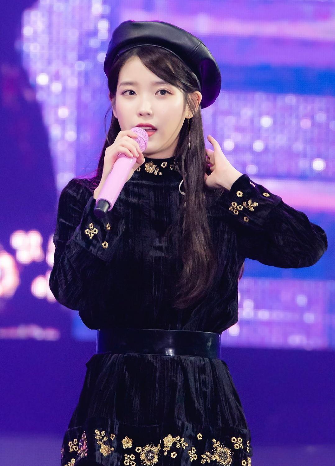 IU李智恩现身米兰，身穿军绿色风衣，是印象中的初恋脸没错了