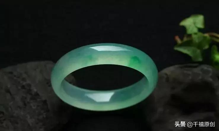 金镯银镯别贴肉戴？圆形变方形，是买到假货，还是戴的方法不对？