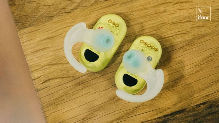 索尼wf-sp800n评测,索尼wf-sp900耳机佩戴