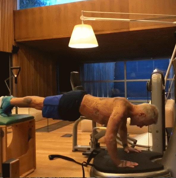 52岁大叔娇妻才27岁？肌肉身材活力无限，没事儿就喜欢跳个舞