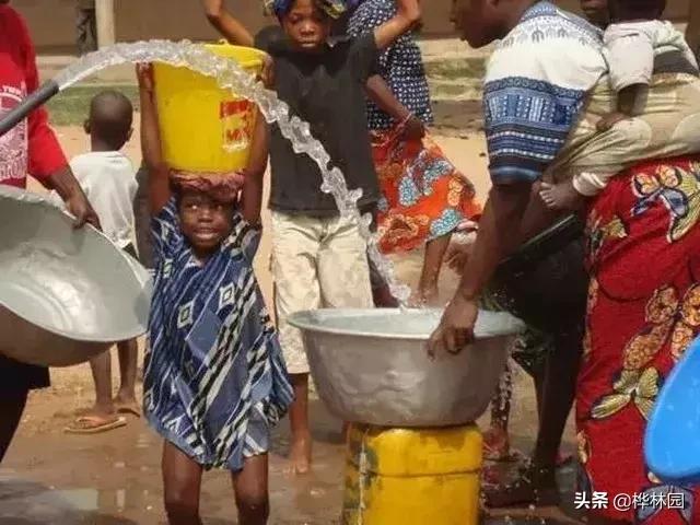 用零花钱给非洲挖了1000多口井，只因孩子眼泪，是那里最干净的水