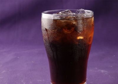 小孩喝可乐喝的牙齿都没了,小孩子喝可乐腐蚀牙齿