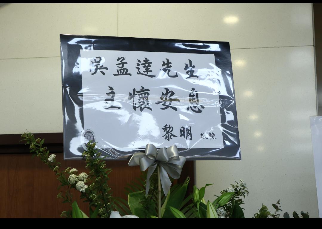 周星驰吊唁吴孟达现场完整,周星驰送别吴孟达视频全程