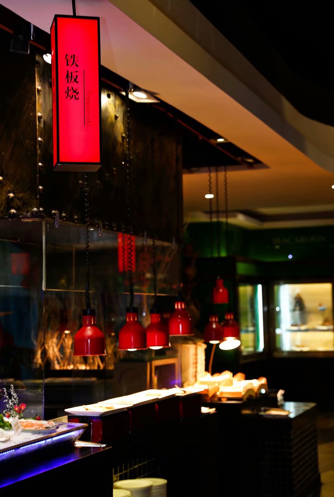 为了吃到自己心动的海鲜，这家粉丝投资了一个自助餐店