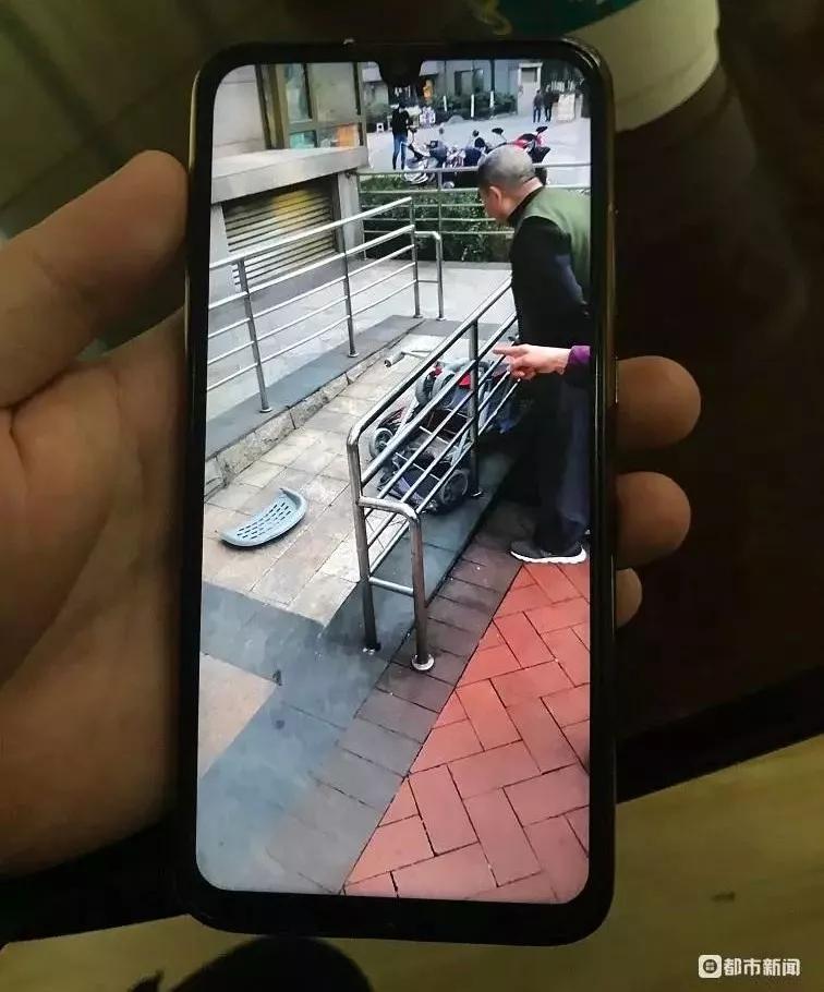 真是服了!高空抛物又来!贵州一女子小区散步,“钢琴”突然从天而降!结果......