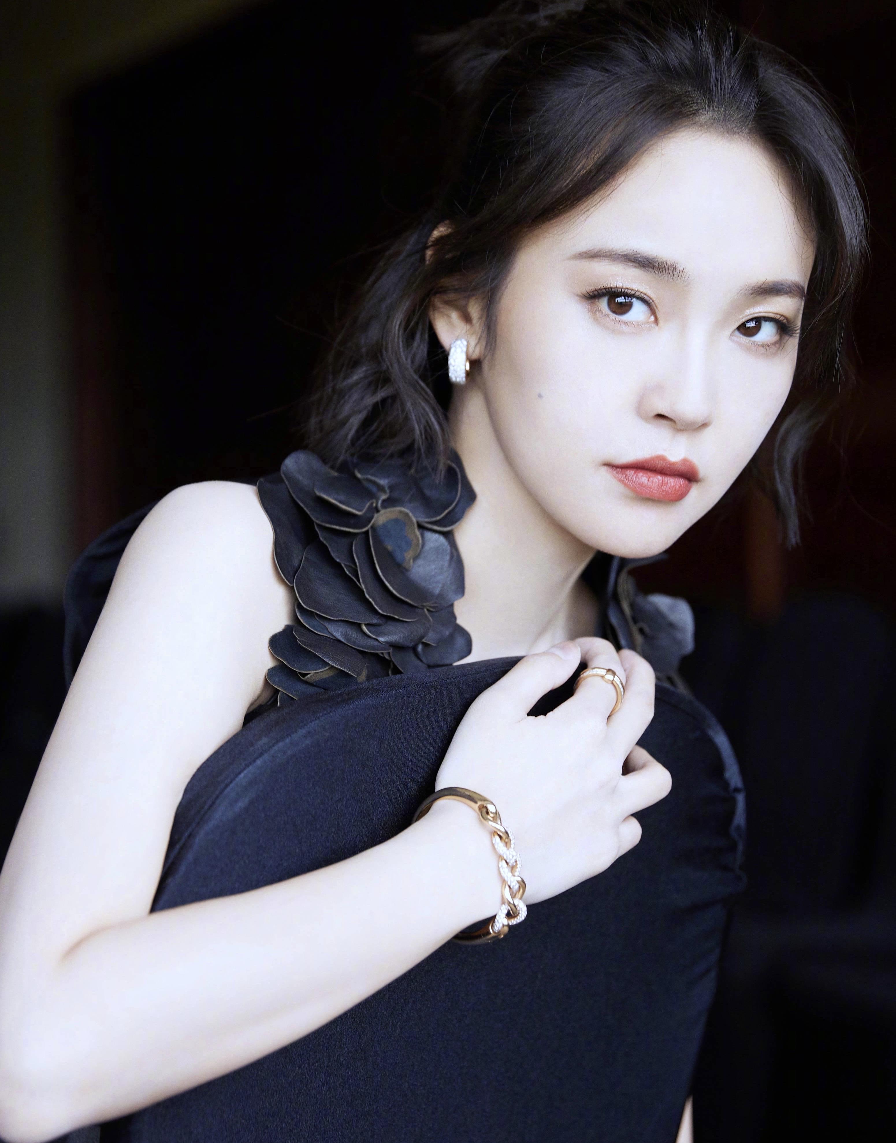 张佳宁穿吊带连裙,张佳宁穿黑色长裙图