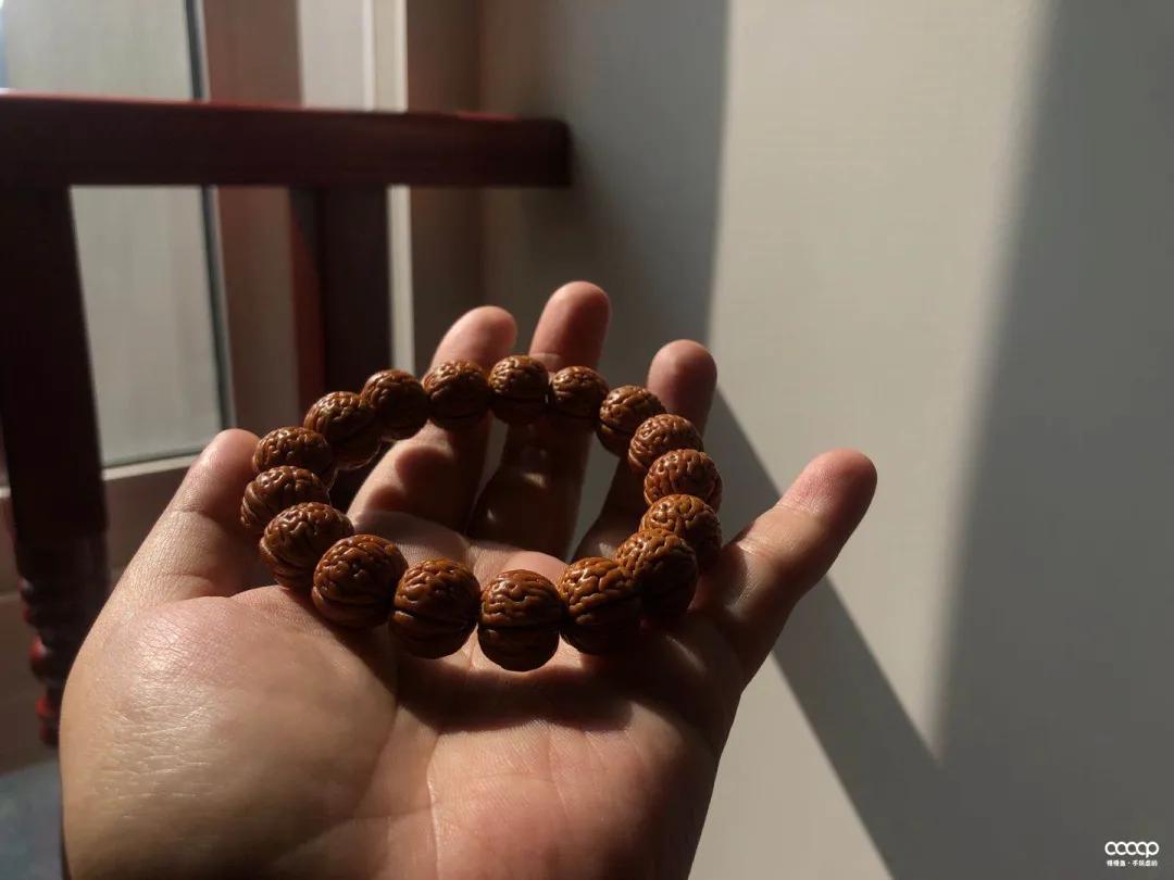 短发超飒小姐姐，玩串儿不贵也精致，骑起车来，帅翻天