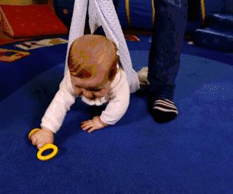 8个月的宝宝不会爬智商有问题吗,不会爬就对智力有影响吗