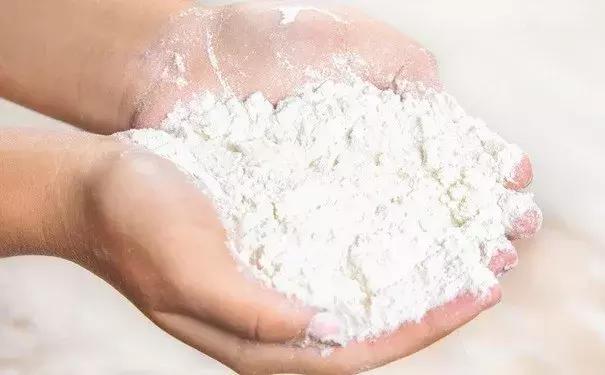 强生爽身粉含滑石粉能用吗,强生爽身粉含滑石粉吗