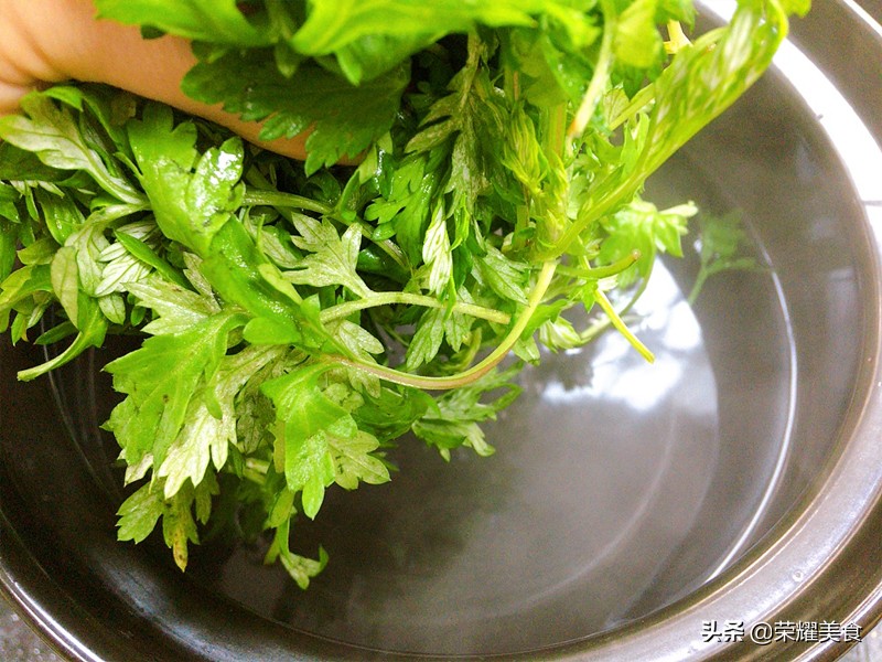 艾草煎鸡蛋汤在家10分钟就可以做,艾草煮鸡蛋汤做法和功效