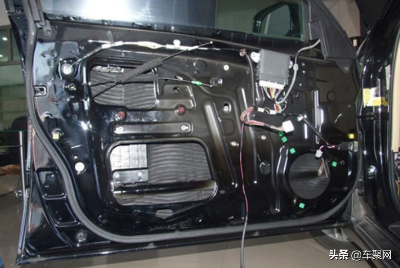 为什么劳斯莱斯车门里配一把雨伞,劳斯莱斯车门里的伞不会臭吗