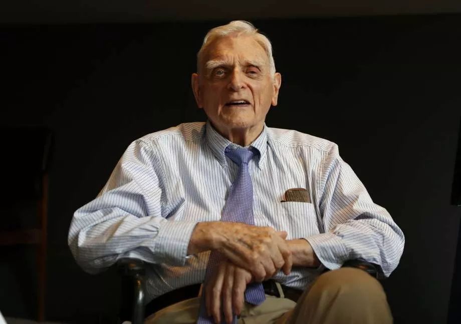 54岁失业，97岁获诺贝尔奖，保持终身学习的人到底有多牛逼