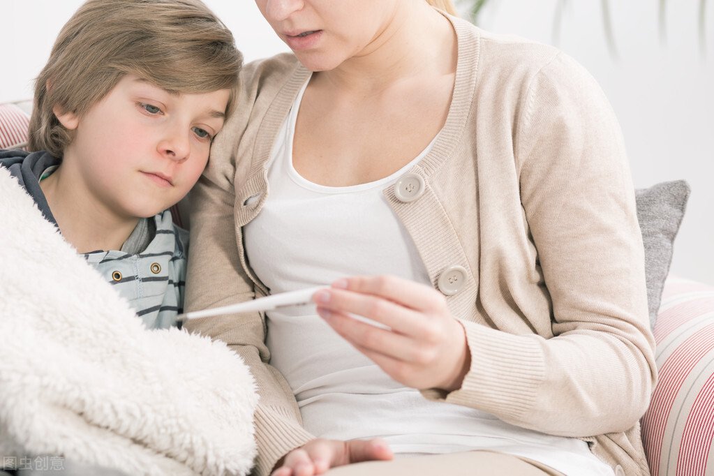 宝宝发烧38度是冷敷还是热敷降温,发热怎么物理降温是热敷还是冷敷