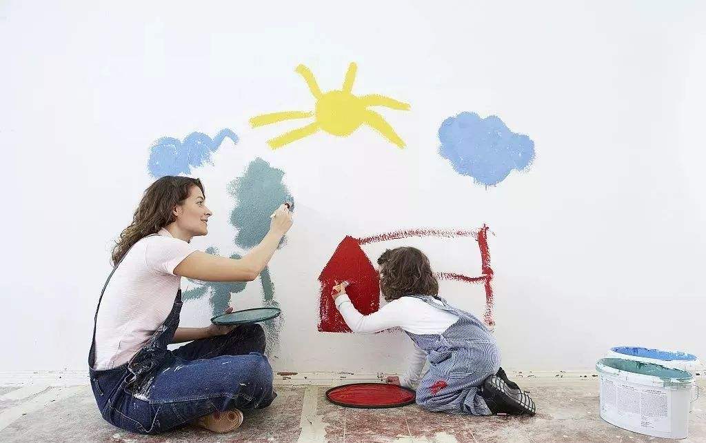 熊孩子踢足球踢到了孕妇,孕妇被熊孩子用球踢了