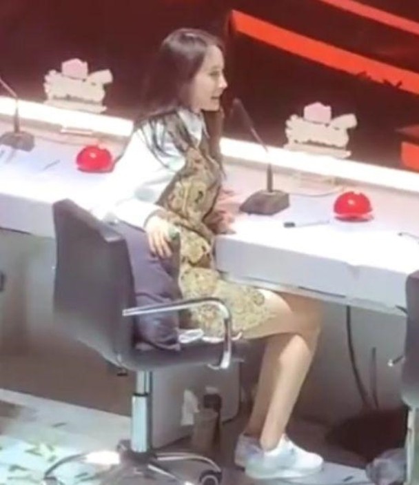 杨幂喝奶茶,这一操作很惊人!莫非怕被自己的脚臭熏到?