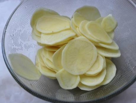 炸薯片时，别直接下锅炸，多加1个步骤，薯片薄又脆，比锅巴好吃