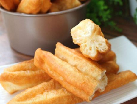 炸蓬松酥脆油条到底加不加酵母,炸油条用酵母粉后放碱还是小苏打