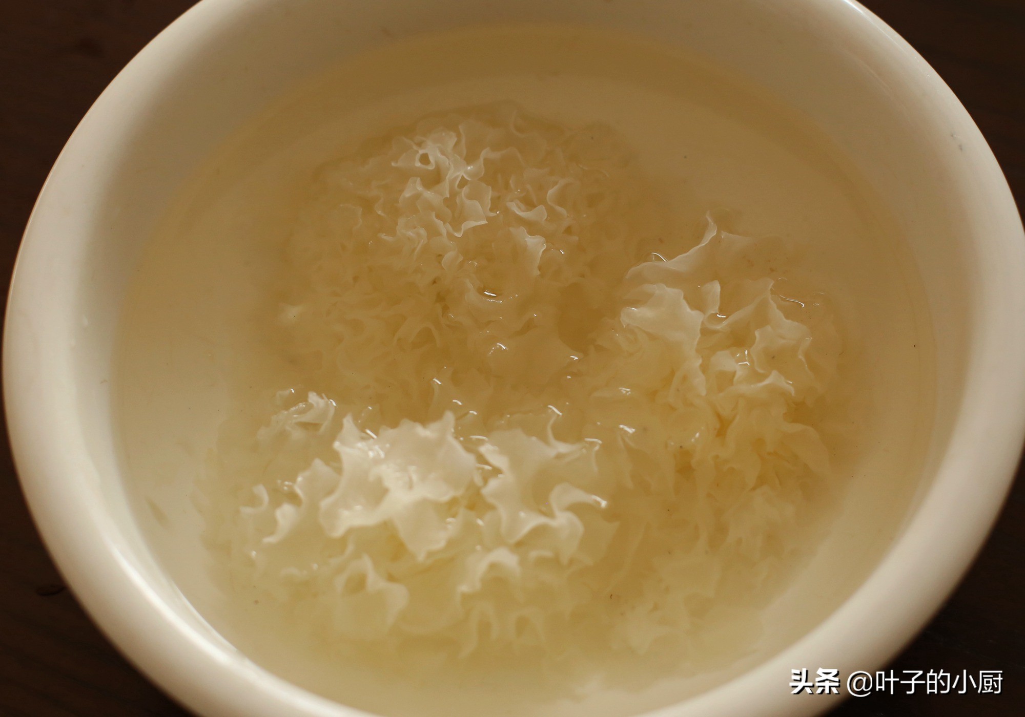 高压锅炖银耳汤要多久才有胶质,红枣枸杞桂圆银耳汤怎样煮出胶质