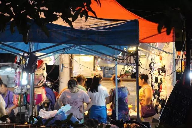 武汉步行街摆地摊,在武汉摆地摊的老乡们