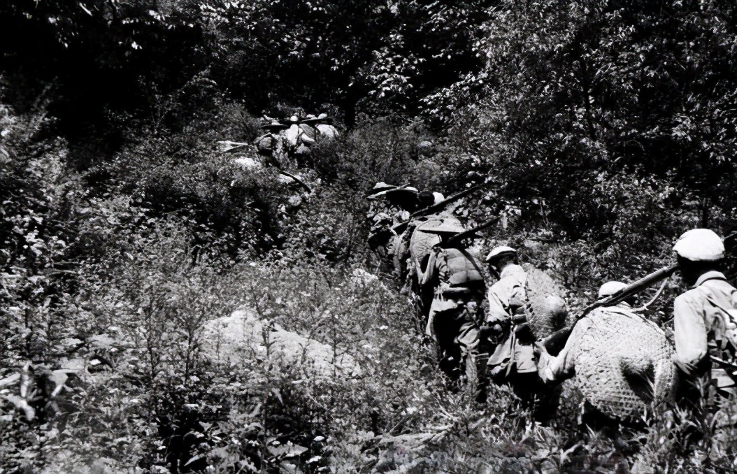 浙江老兵三个军功章,80岁老军人挂满军功章