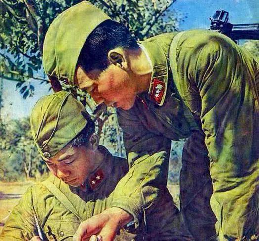 我军是哪年灰军装换装黄军装的,中国人民解放军几次换装的时间