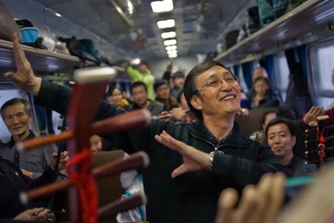 孩子坐绿皮火车看人世百态,绿皮火车才能反映生活百态