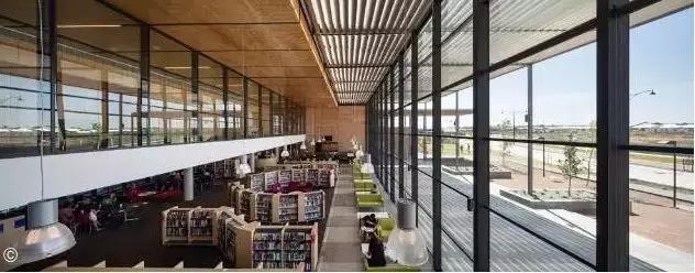 徜徉书籍海洋享受读书乐趣,徜徉在书海里面