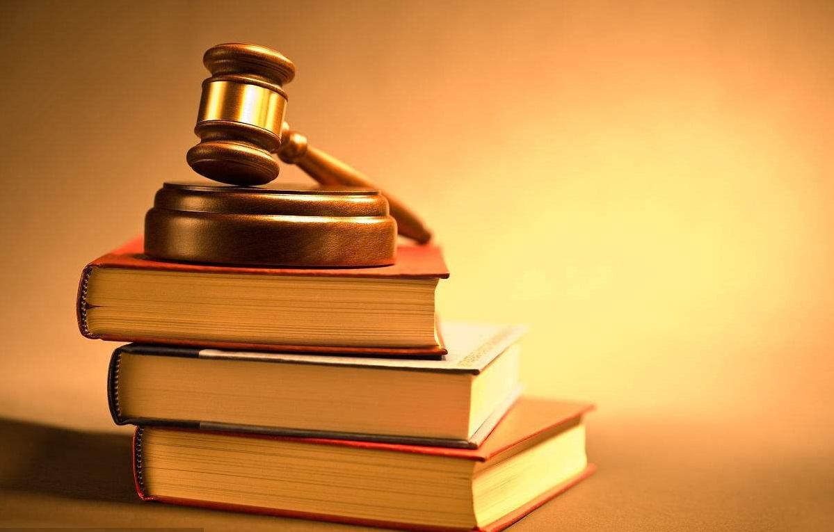 女子与三朋友酒后泡温泉,昏倒两日后死亡,谁来承担赔偿责任?