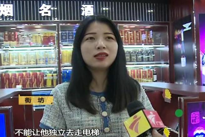 小孩子手被超市扶梯卡,小孩坐手扶梯被夹