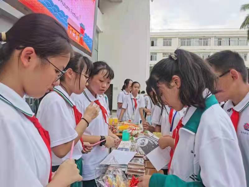 海南华侨中学初中部第三届英语文化节暨中秋英语游园活动受到七年级新生追捧