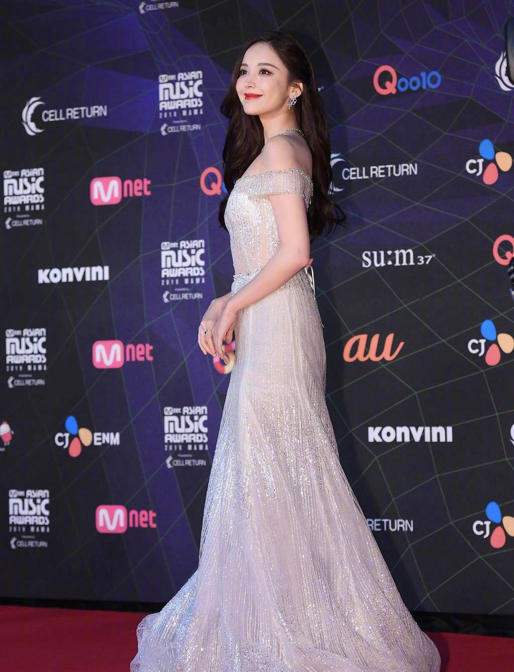 娜扎薄纱抹胸裙惊艳出场,娜扎深v薄纱抹胸裙出场