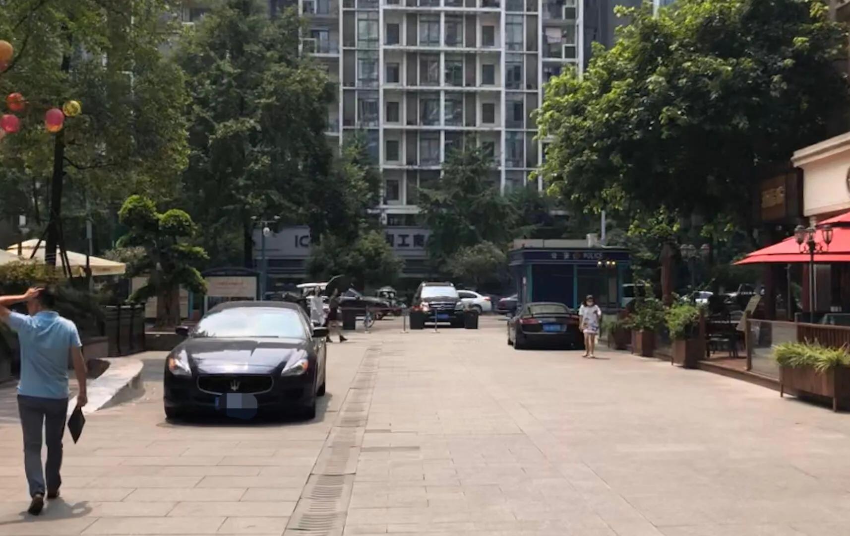 成都武侯区鹭岛路36号,成都鹭岛国际步行街豪车