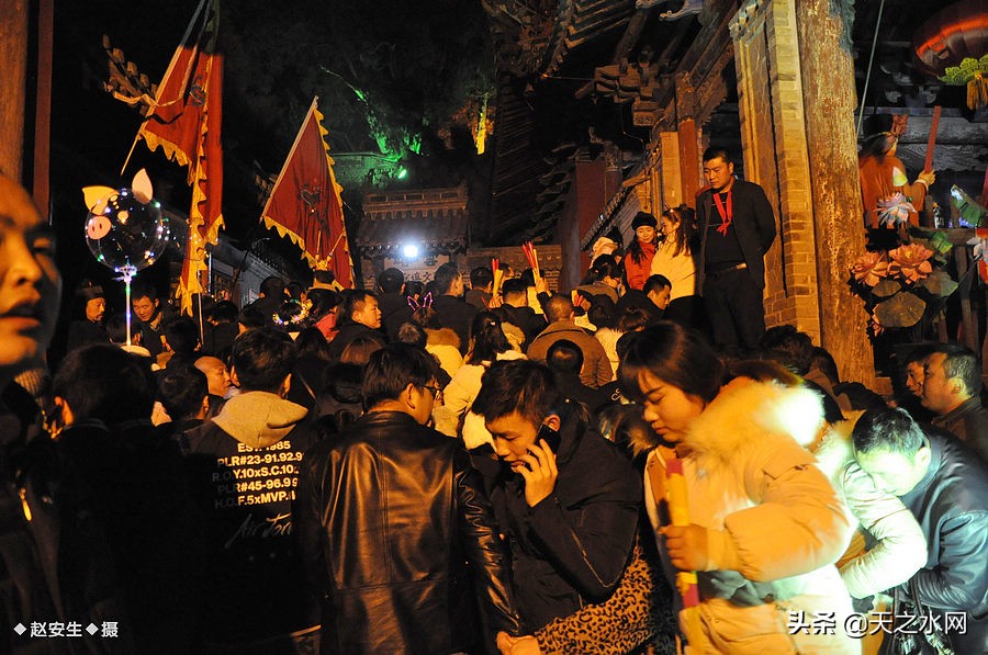 甘肃天水数万民众“上九朝观”祈福纳祥争烧头柱香!(组图)