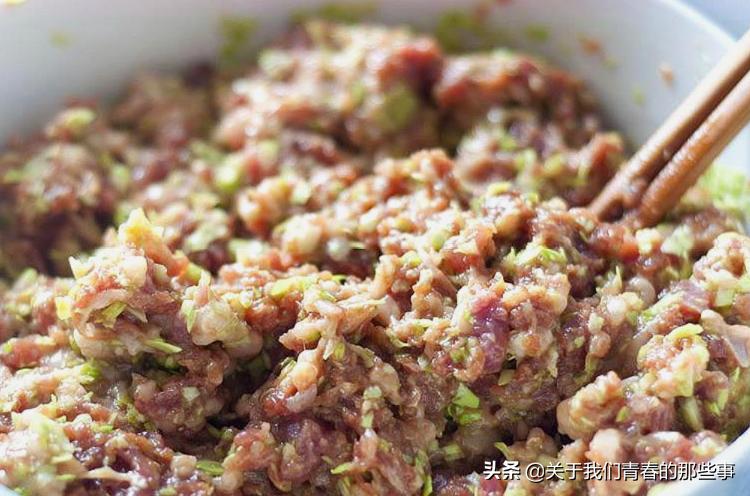 调肉饺子馅别加料酒!记住“盐水油”3步,咬一口满嘴油,香喷喷