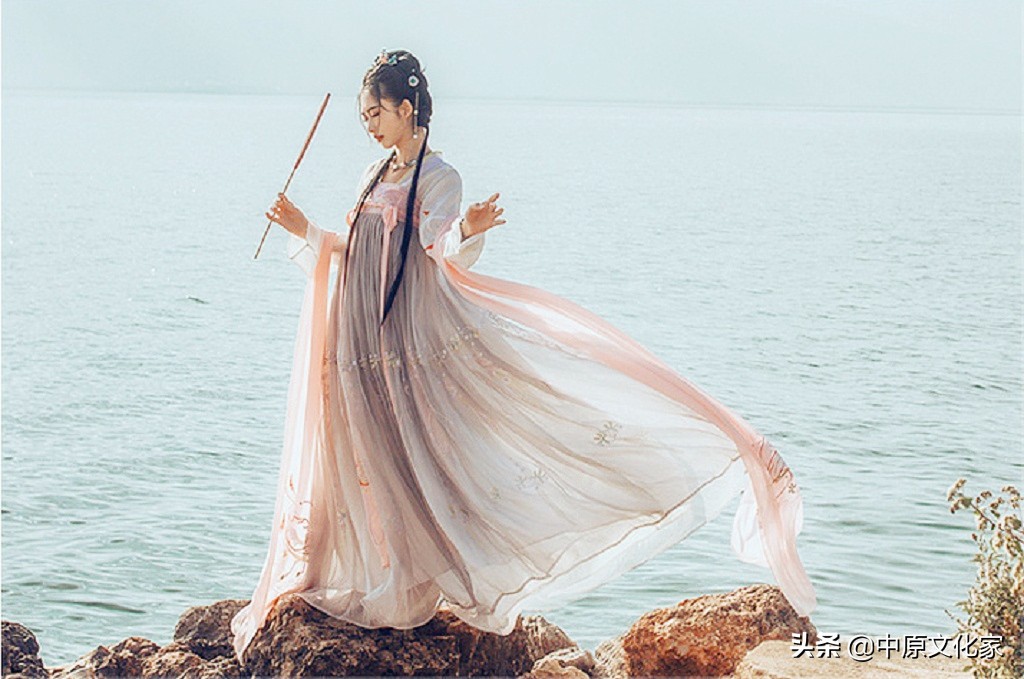 唐代女人上穿短襦或衫下着长裙,佩披帛,显得如此高贵而自信