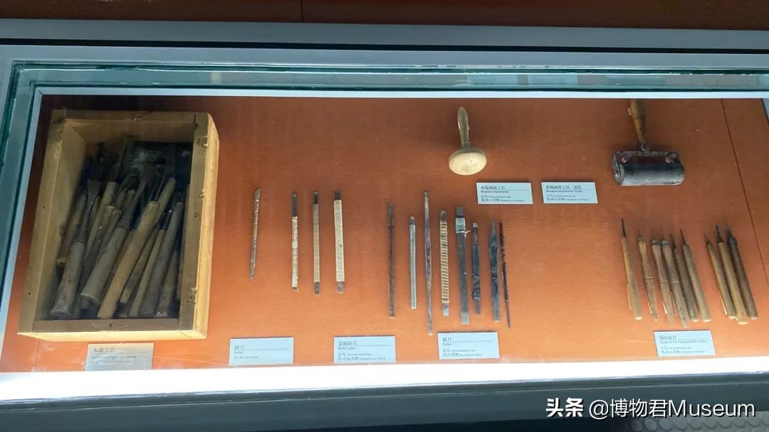 物开一刃为“刀”，两面*刃开**为“剑”，双刀相交为“剪”